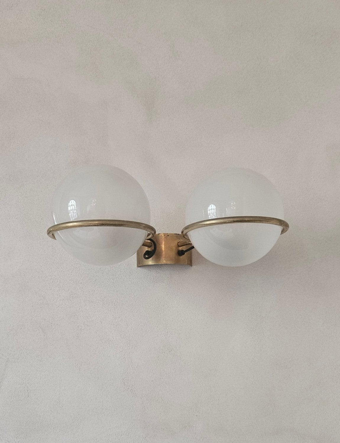 Pair of Gino Sarfatti 1950s Brass and Frosted Glass Ball Appliques